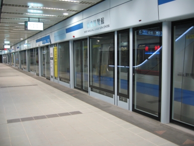  Platform screen doors of Nangang Exhibition Center Station of Taipei Metro (TRTC) 